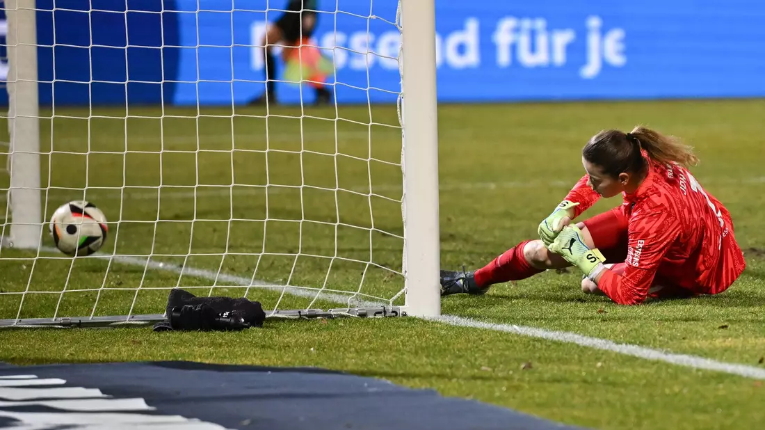 Bitterer Tag für Stina Johannes: Die Eintracht-Torhüterin kassiert in Wolfsburg allein im ersten Durchgang schon fünf Gegentore. - Bild: Arne Dedert/dpa