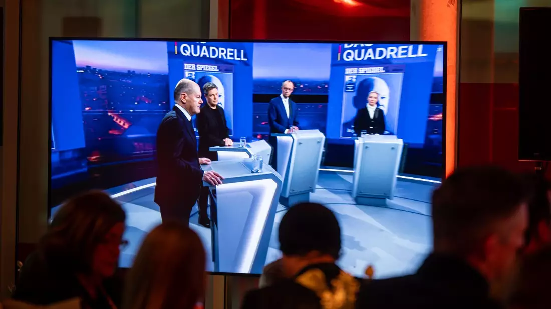 Die vier Kanzlerkandidaten von SPD, Union, Grünen und AfD streiten über Migration, Inflation, Energiekosten und andere Themen. - Bild: Michael Kappeler/dpa