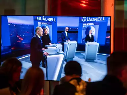 Die vier Kanzlerkandidaten von SPD, Union, Grünen und AfD streiten über Migration, Inflation, Energiekosten und andere Themen. - Foto: Michael Kappeler/dpa
