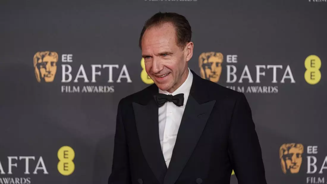 Peter Straughan erhielt den Preis für das Beste Adaptierte Drehbuch für «Konklave» - Bild: Joel C Ryan/Invision/AP/dpa