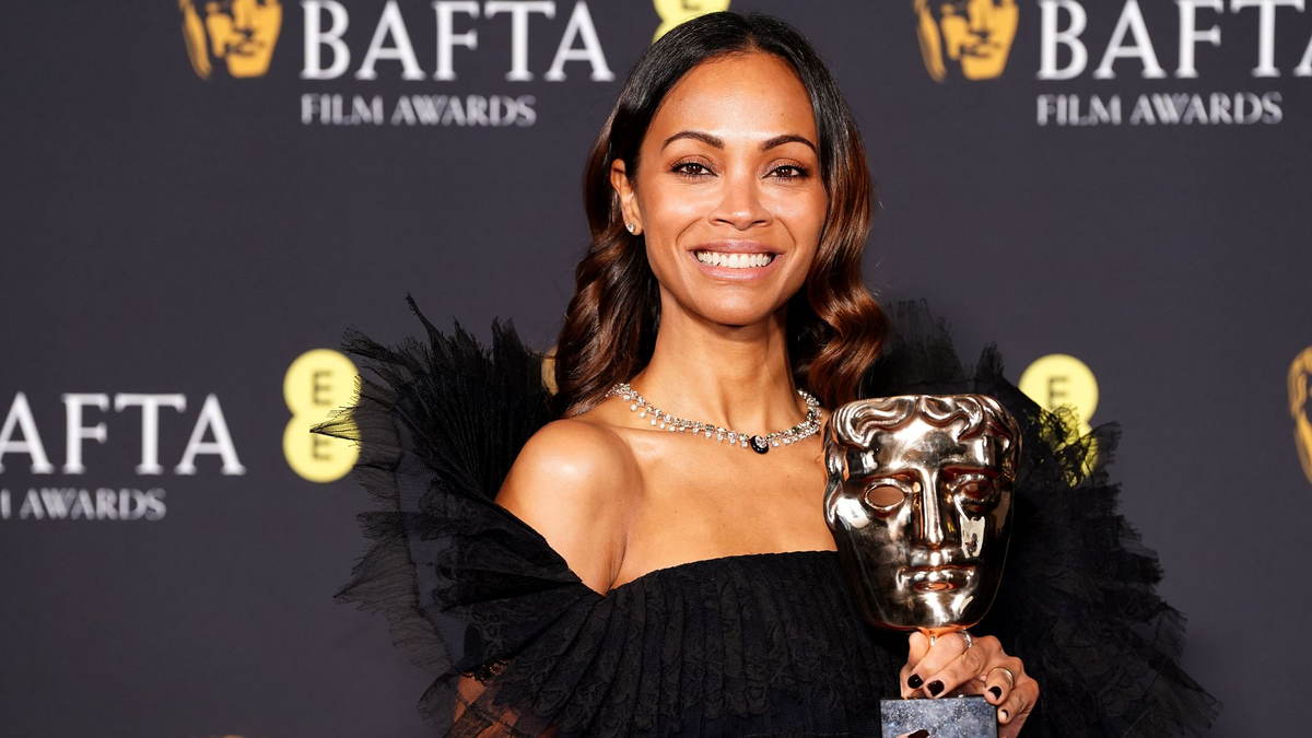 Die nun ins Visier von Ermittlungen geratene Band Kneecap wurde gemeinsam mit Regisseur und Autor Rich Peppiatt (Zweiter von links) bei den Bafta-Awards für einen gemeinsamen Film ausgezeichnet.  - Foto: Ian West/PA Wire/dpa