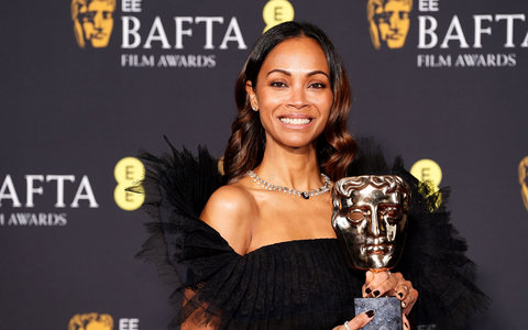 Die nun ins Visier von Ermittlungen geratene Band Kneecap wurde gemeinsam mit Regisseur und Autor Rich Peppiatt (Zweiter von links) bei den Bafta-Awards für einen gemeinsamen Film ausgezeichnet. - Foto: Ian West/PA Wire/dpa Die nun ins Visier von Ermittlungen geratene Band Kneecap wurde gemeinsam mit Regisseur und Autor Rich Peppiatt (Zweiter von links) bei den Bafta-Awards für einen gemeinsamen Film ausgezeichnet. - Foto: Ian West/PA Wire/dpa