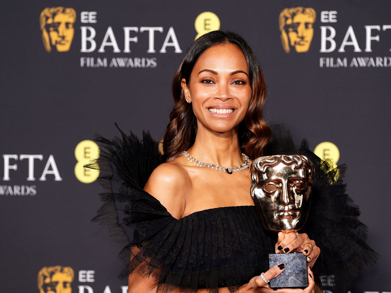 Die nun ins Visier von Ermittlungen geratene Band Kneecap wurde gemeinsam mit Regisseur und Autor Rich Peppiatt (Zweiter von links) bei den Bafta-Awards für einen gemeinsamen Film ausgezeichnet.  - Foto: Ian West/PA Wire/dpa