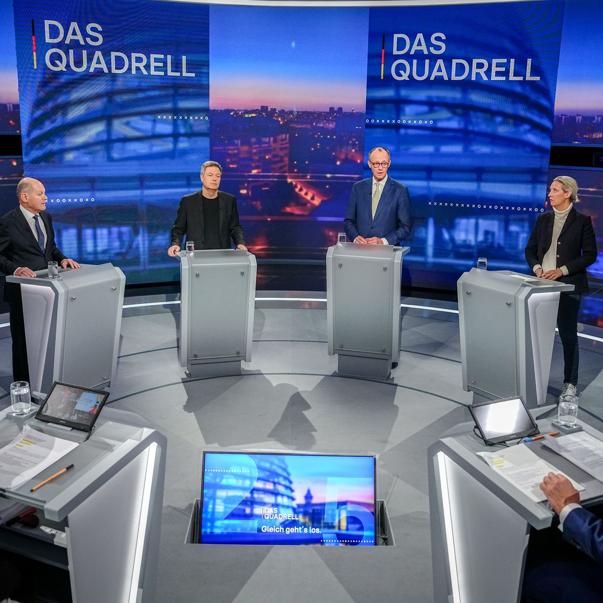 Die vier Kanzlerkandidaten von SPD, Union, Grünen und AfD streiten über Migration, Inflation, Energiekosten und andere Themen. - Foto: Kay Nietfeld/dpa-Pool/dpa