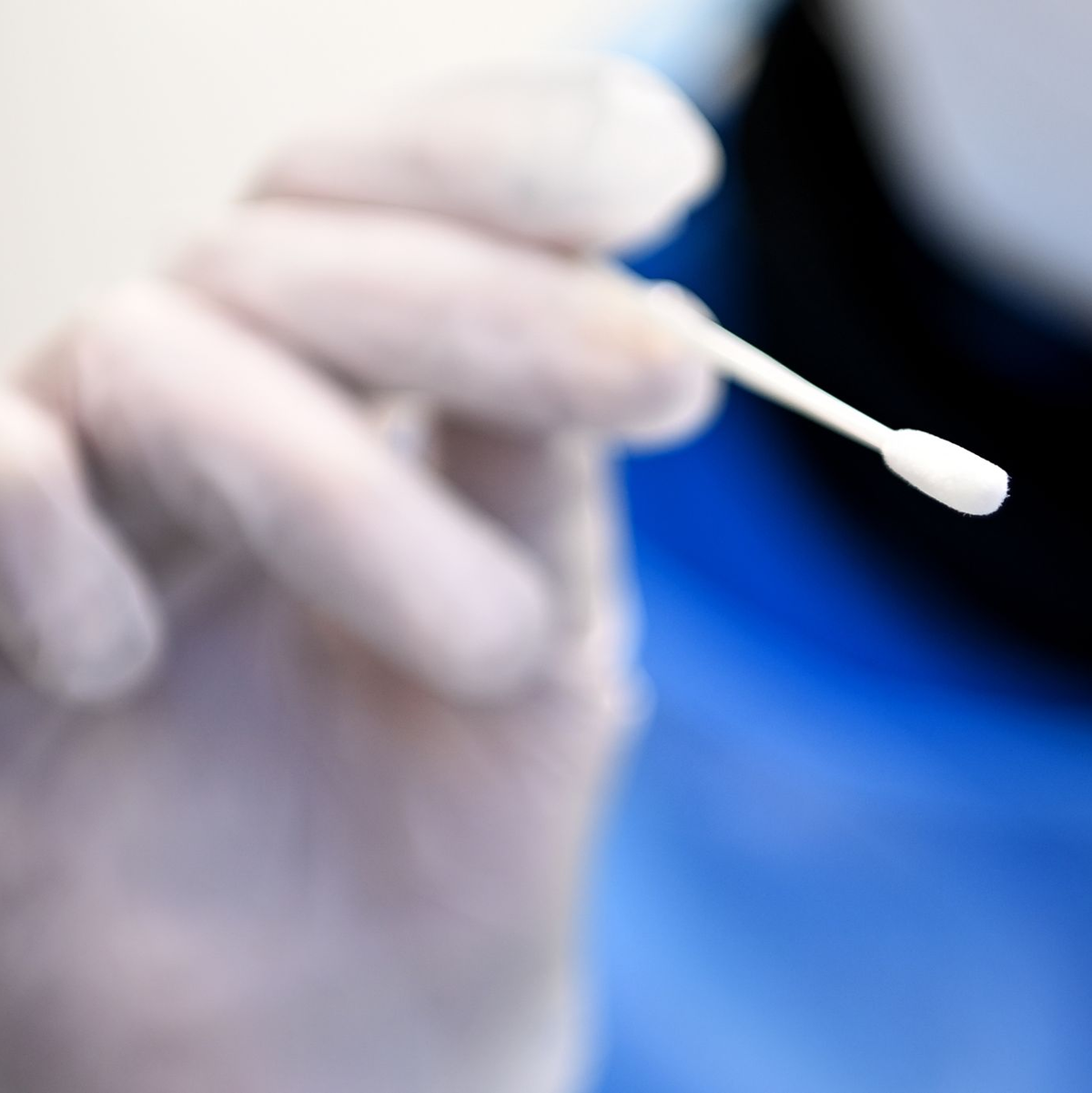 Eine Grippe ist keine Erkältung: Um die Viren richtig nachzuweisen, ist ein Abstrich nötig. - Foto: Britta Pedersen/dpa-Zentralbild/ZB