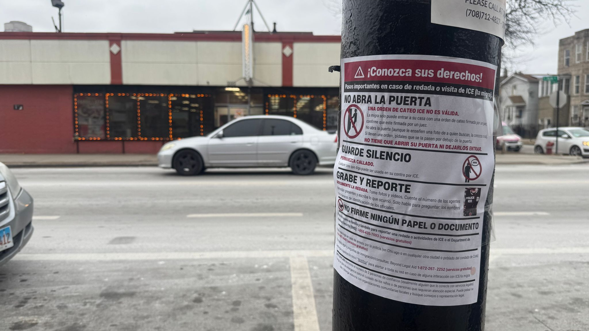 Damit die Haushaltswaren gerecht verteilt werden, müssen sich die Klienten auf einer Liste eintragen. Dabei reicht aber ein Vorname und der erste Buchstabe des Nachnamens. - Foto: Luzia Geier/dpa