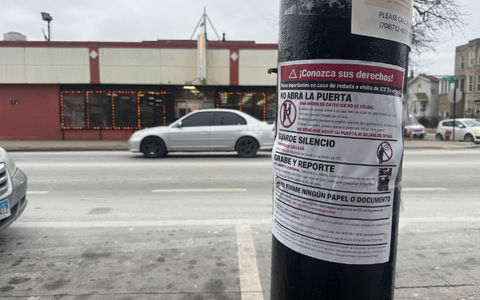 Damit die Haushaltswaren gerecht verteilt werden, müssen sich die Klienten auf einer Liste eintragen. Dabei reicht aber ein Vorname und der erste Buchstabe des Nachnamens. - Foto: Luzia Geier/dpa