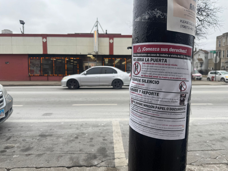 Damit die Haushaltswaren gerecht verteilt werden, müssen sich die Klienten auf einer Liste eintragen. Dabei reicht aber ein Vorname und der erste Buchstabe des Nachnamens. - Foto: Luzia Geier/dpa