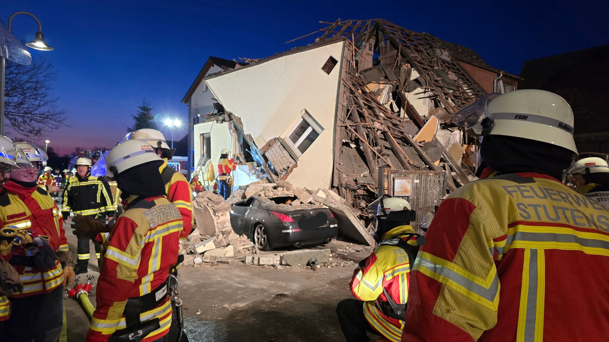 Die Bergungsarbeiten laufen. - Foto: Thomas Riedel/dpa