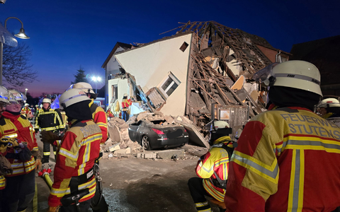 Die Bergungsarbeiten laufen. - Foto: Thomas Riedel/dpa