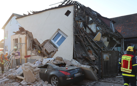 Rettungskräfte versuchen den Mann zu bergen. - Foto: René Priebe/dpa
