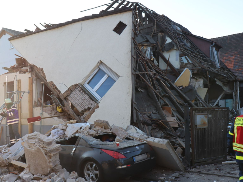 Die Einsatzkräfte können mit dem eingeschlossenen Mann reden. - Foto: René Priebe/dpa