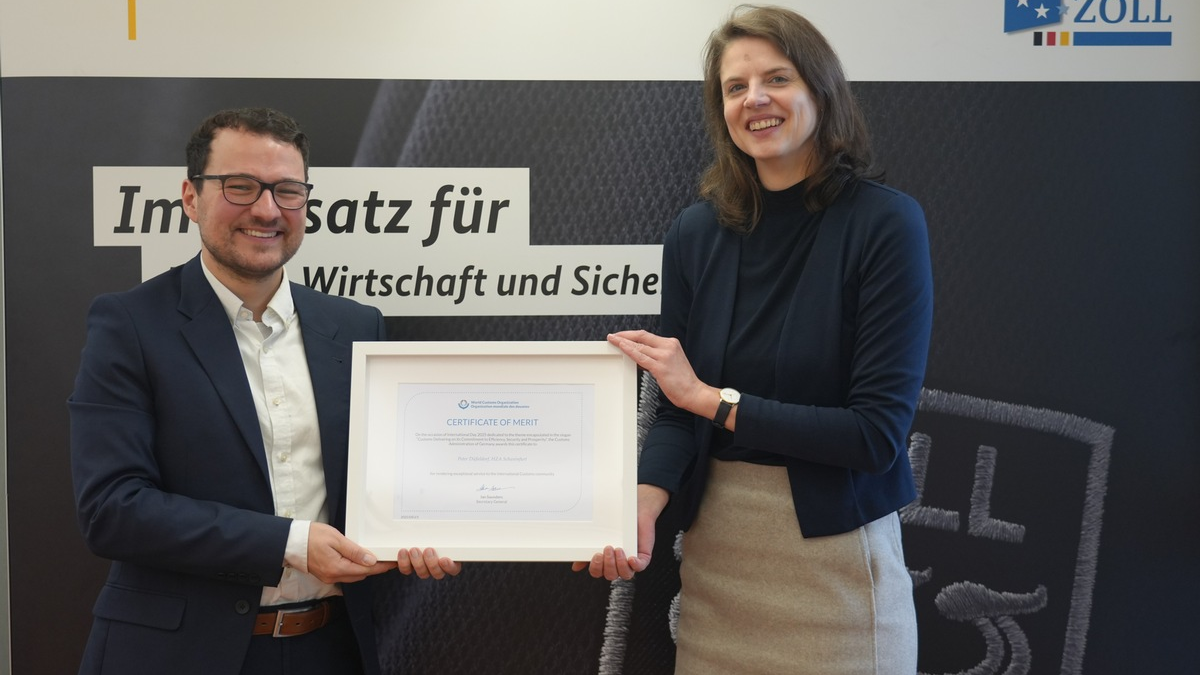 HZA-SW: Besondere Auszeichnung für den Schweinfurter Zoll - Bediensteter des Hauptzollamts von der Weltzollorganisation (WZO) geehrt - Foto: presseportal.de