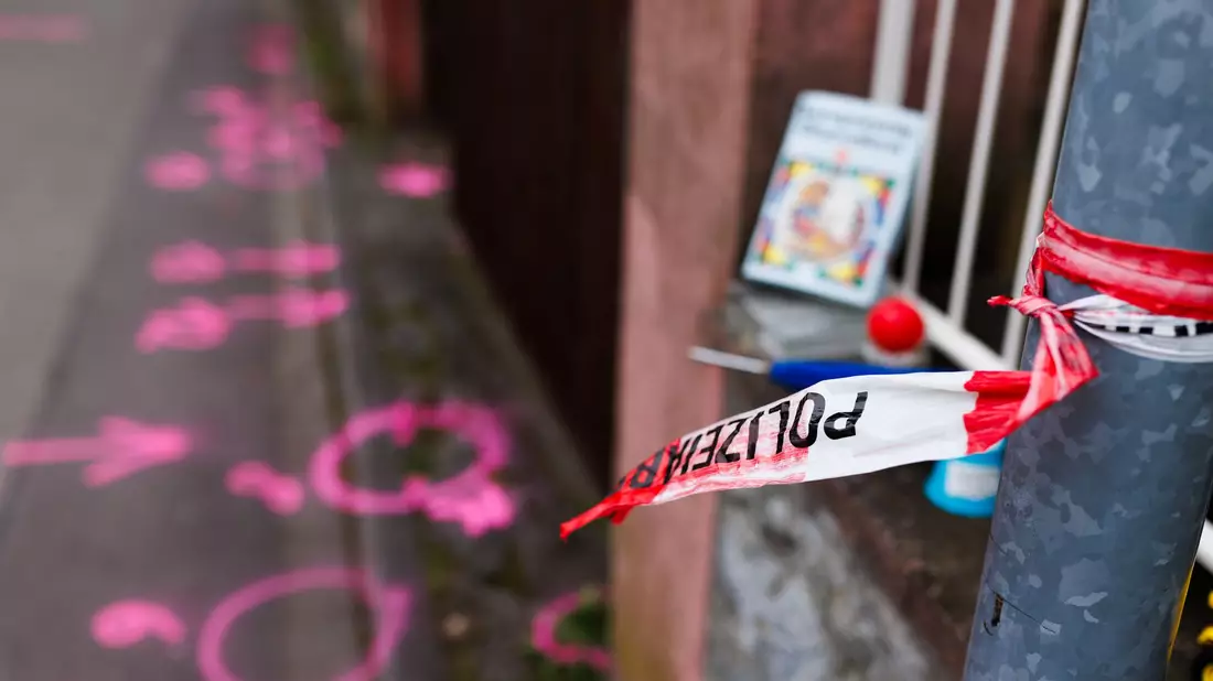 Die Polizei hatte mehrfach auf den Bewaffneten geschossen. Unter anderem gibt es ein Einschussloch in einem Fenster hier am Tatort.  - Bild: Philipp von Ditfurth/dpa