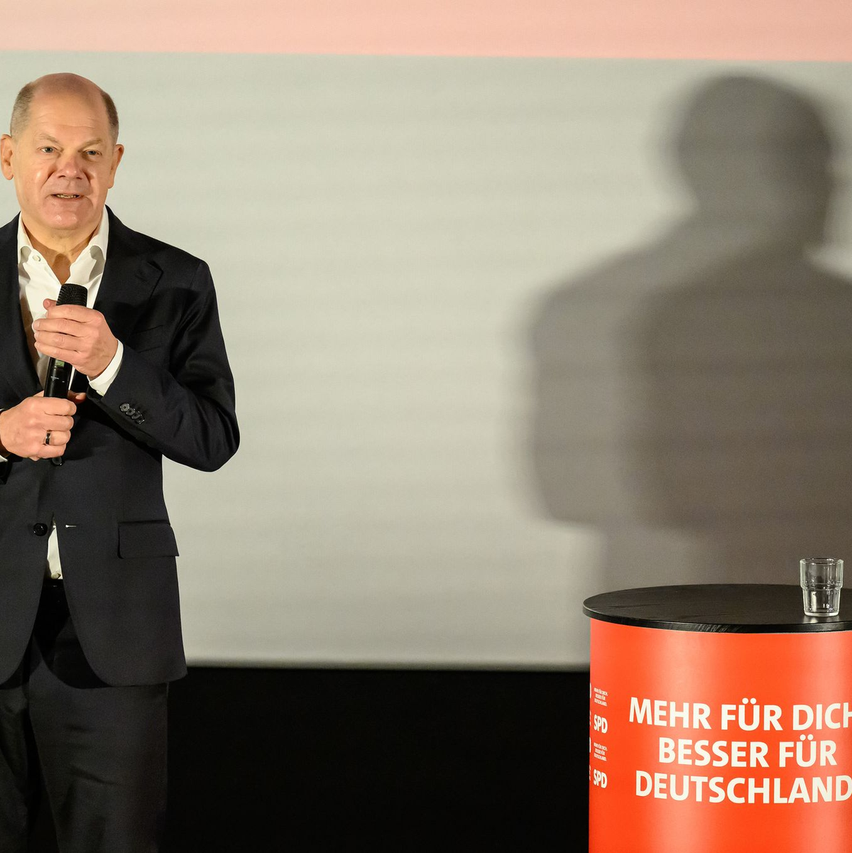 Europa brauche Einigkeit für die Ukraine und die eigene Sicherheit, sagte der Bundeskanzler bei einer Wahlkampfveranstaltung. - Foto: Swen Pförtner/dpa