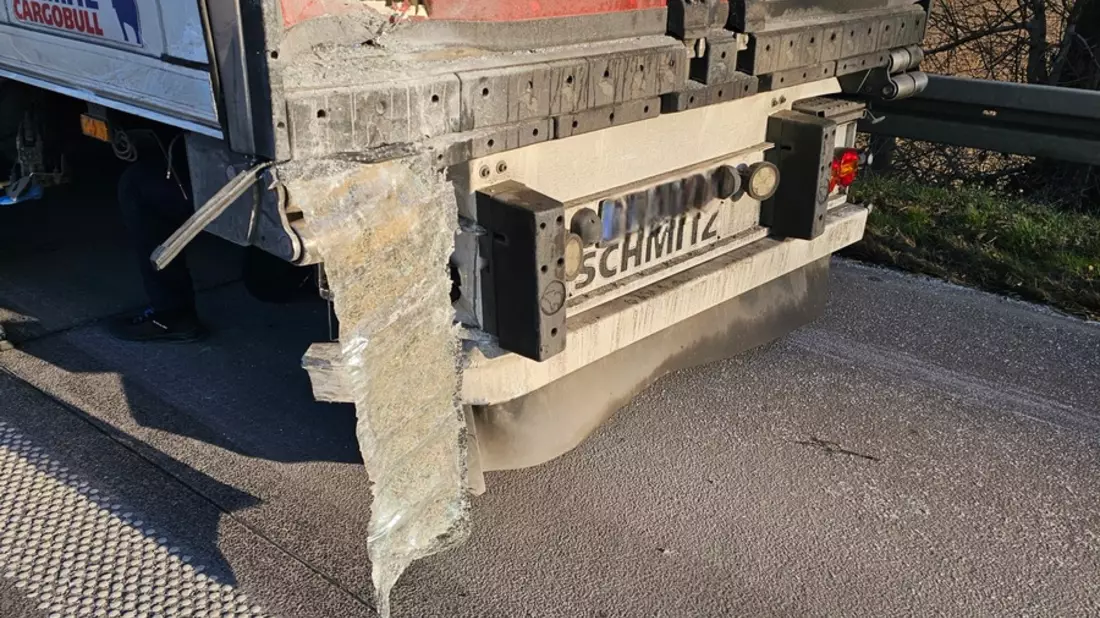 FW Bergheim: Eine Verletzte bei Verkehrsunfall auf Autobahn 61 Kollision zwischen PKW und LKW - Autobahn voll gesperrt - Bild: presseportal.de