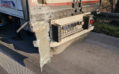 FW Bergheim: Eine Verletzte bei Verkehrsunfall auf Autobahn 61 Kollision zwischen PKW und LKW - Autobahn voll gesperrt - Foto: presseportal.de