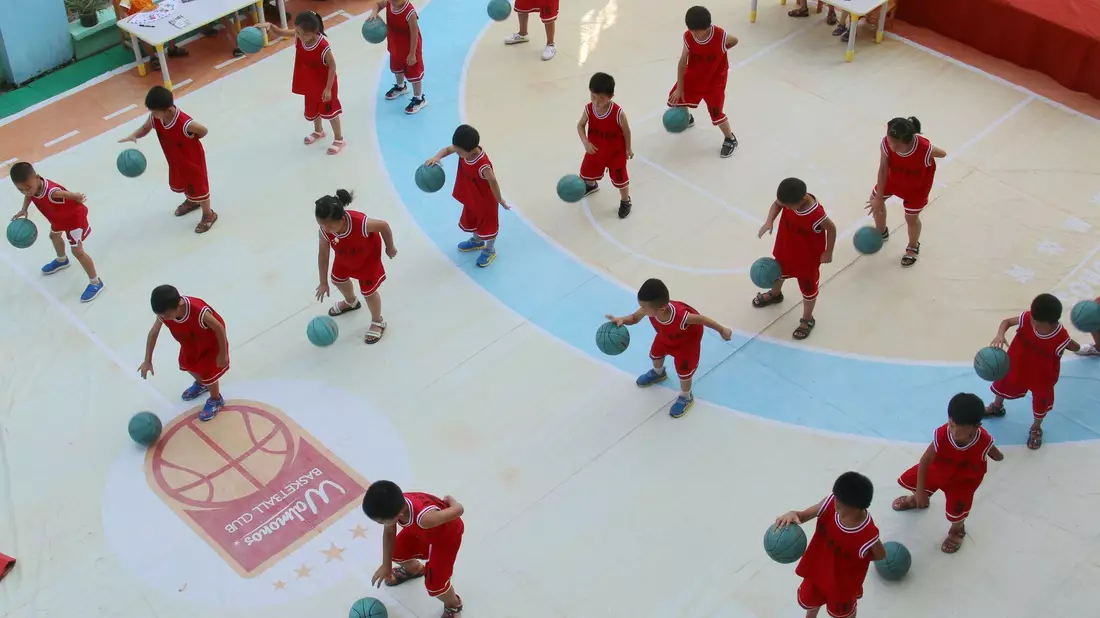 Chinesische Schulen sollen Kindern neben dem Sportunterricht die Möglichkeit geben, Ballsportarten zu spielen. (Archivbild) - Bild: Li Jianping/SIPA Asia via ZUMA Wire/dpa