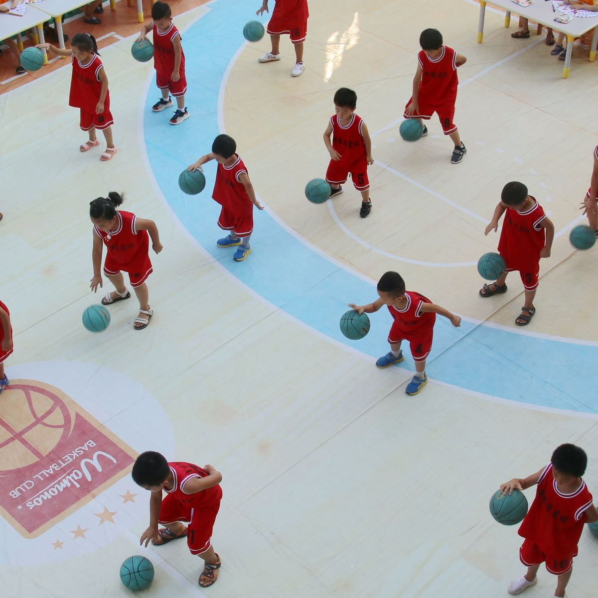 Chinesische Schulen sollen Kindern neben dem Sportunterricht die Möglichkeit geben, Ballsportarten zu spielen. (Archivbild) - Foto: Li Jianping/SIPA Asia via ZUMA Wire/dpa