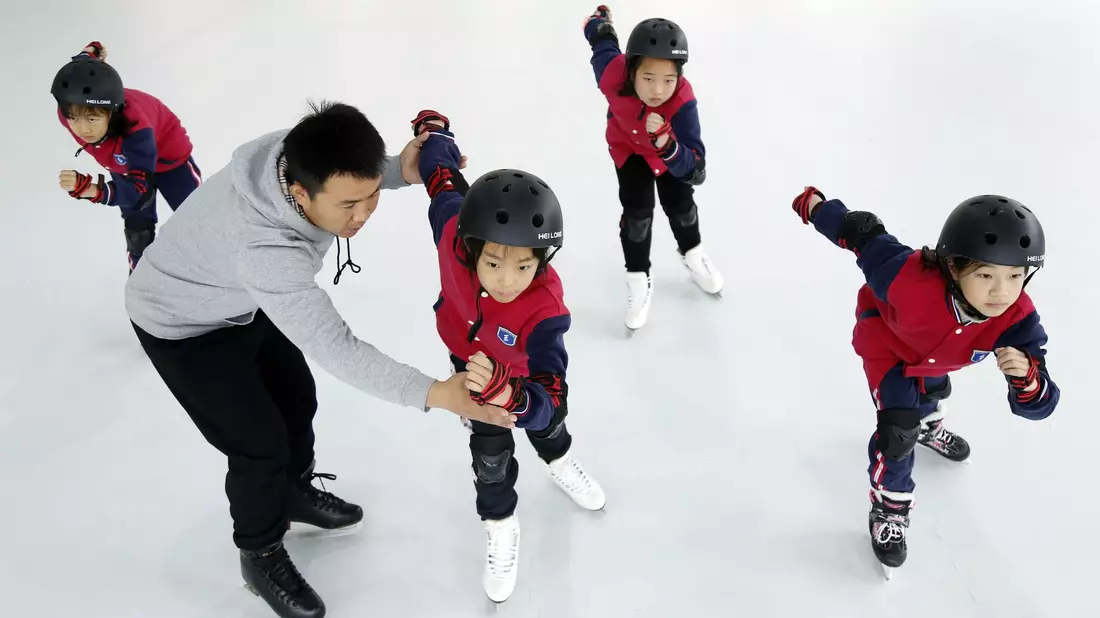 Schülerinnen und Schüler in China sollen auch mehr für Wintersportarten begeistert werden. (Archivbild) - Bild: Zhang Chi/XinHua/dpa