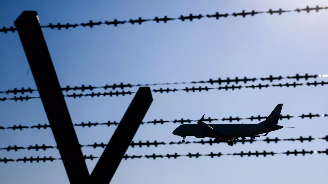 Mehr als jeder zehnte Abgeschobene ist minderjährig. (Archivbild) - Bild: Julian Stratenschulte/dpa