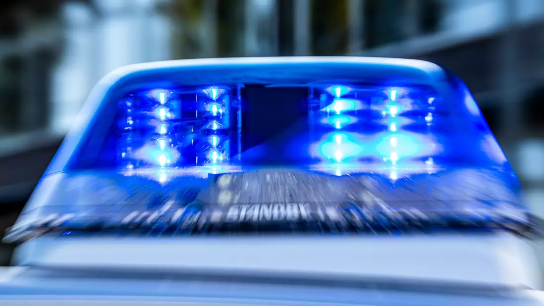 Mehrere Schüler wurden vorsorglich ins Krankenhaus gebracht. (Symbolbild) - Bild: David Inderlied/dpa