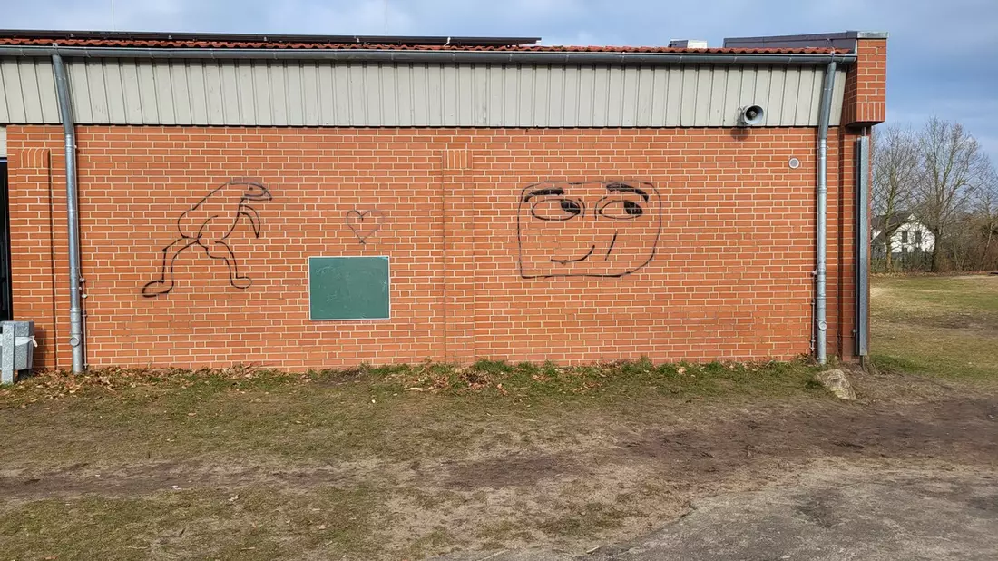 POL-CUX: Vermehrte Sachbeschädigungen auf dem Gelände der Grundschule in Nordholz - Zeugenaufruf (Foto im Anhang) - Bild: presseportal.de