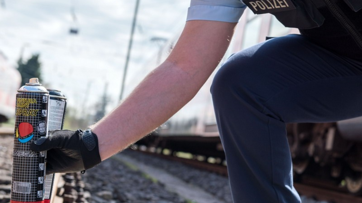 BPOLI EF: Abermals Zug mit Fußballgraffiti verunstaltet - Foto: presseportal.de