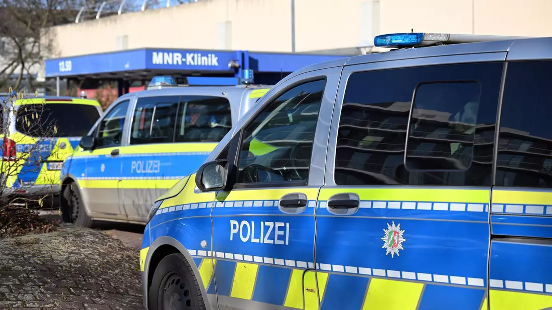 Polizist schießt Mann in Düsseldorfer Uni-Klinik nieder: Mit offenem Haftbefehl gesucht. - Bild: Federico Gambarini/dpa