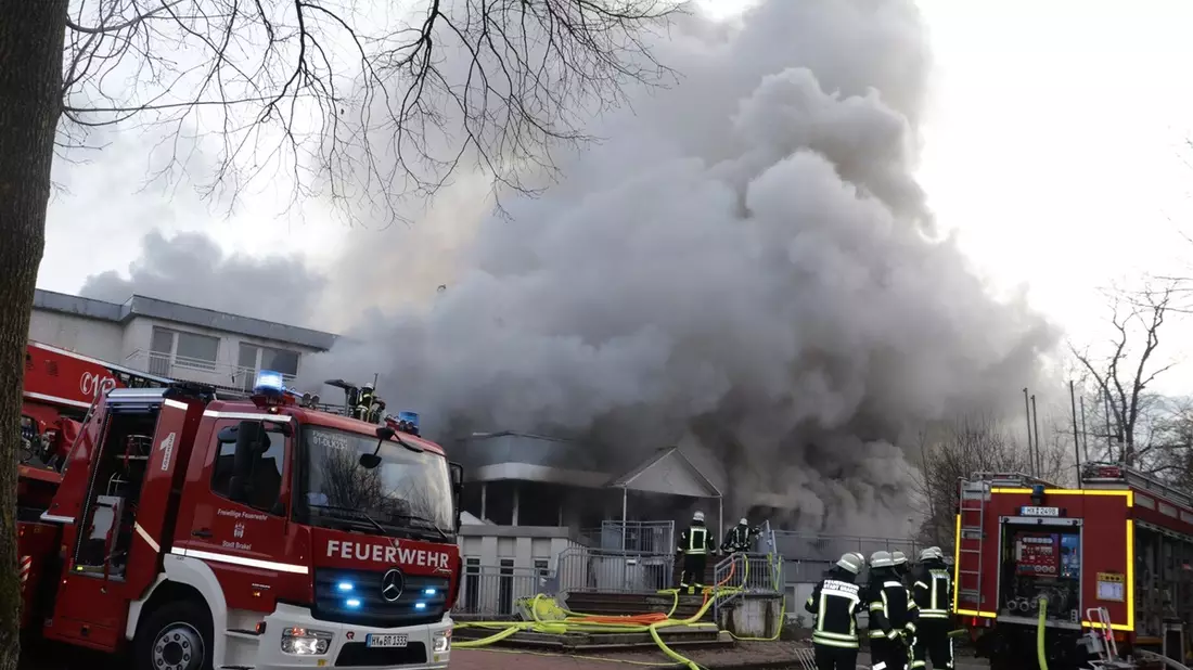 POL-HX: Nach Brand eines leerstehenden Hotels nehmen Brandermittler die Untersuchungen auf - Bild: presseportal.de
