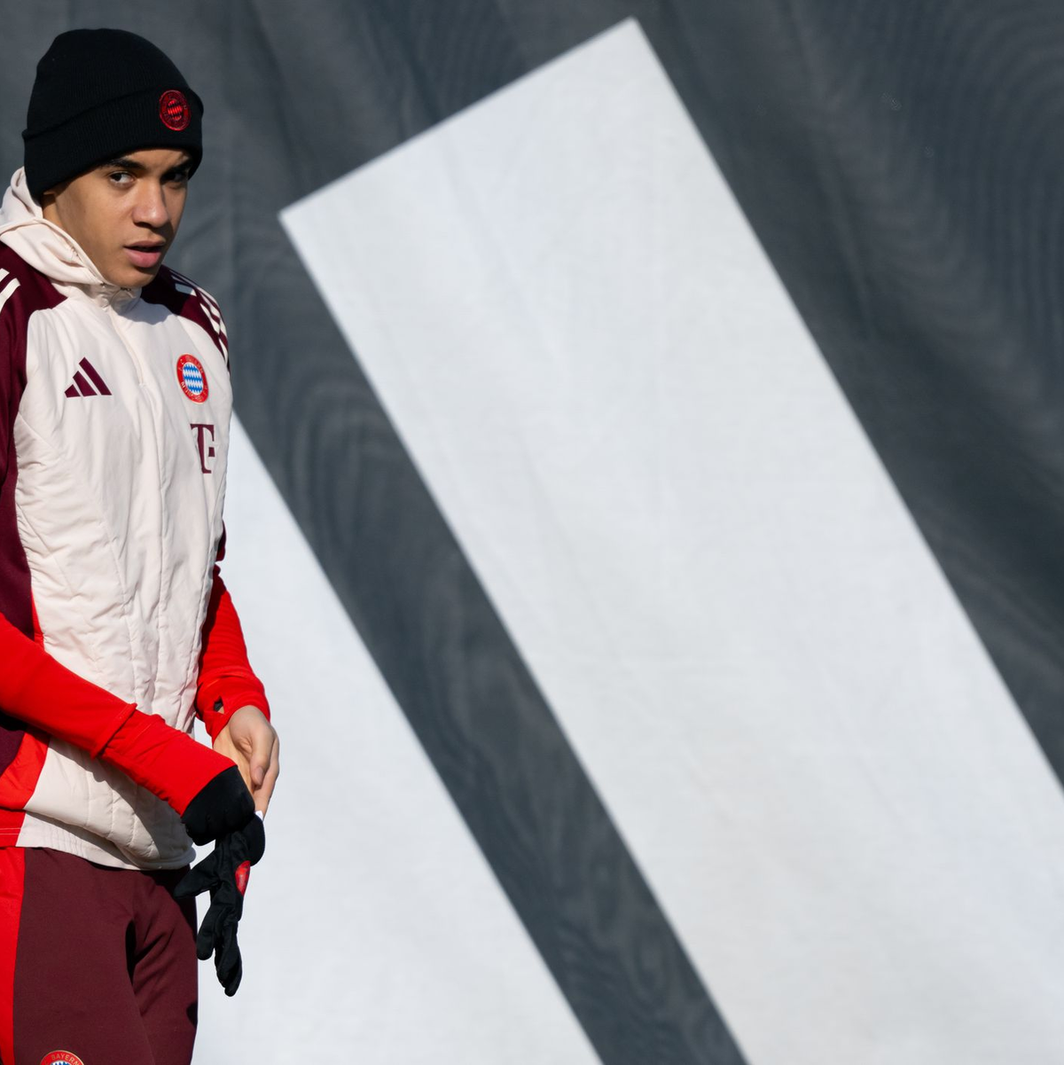 Bayern-Trainer Vincent Kompany (vorne) beobachtet seine Spieler beim Training. - Foto: Sven Hoppe/dpa