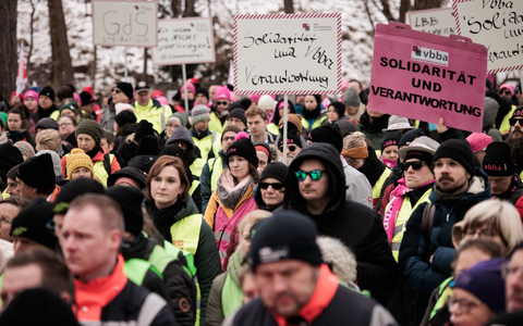 Bund und Kommunen legten zunächst kein Angebot vor. - Foto: Carsten Koall/dpa