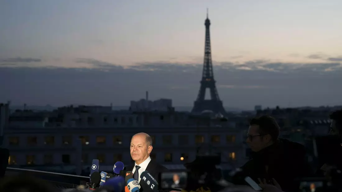 Eine «unpassende Debatte zur falschen Zeit und über das falsche Thema»: Bundeskanzler Scholz will nicht über mögliche Friedenstruppen diskutieren. - Bild: Thibault Camus/AP/dpa