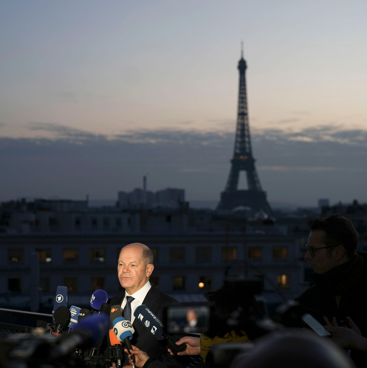 Eine «unpassende Debatte zur falschen Zeit und über das falsche Thema»: Bundeskanzler Scholz will nicht über mögliche Friedenstruppen diskutieren. - Foto: Thibault Camus/AP/dpa