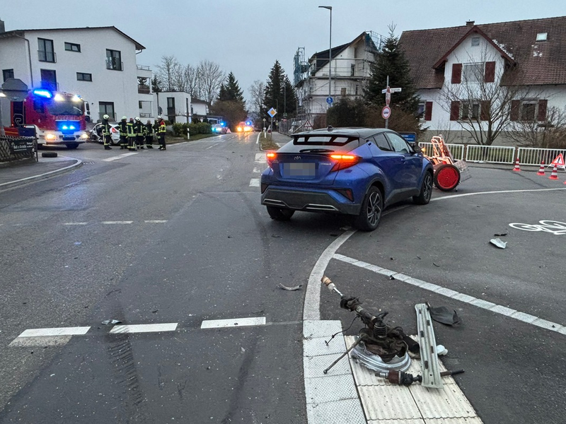 KFV Bodenseekreis: Verkehrsunfallserie mit 6 beteiligten Fahrzeugen - Foto: presseportal.de
