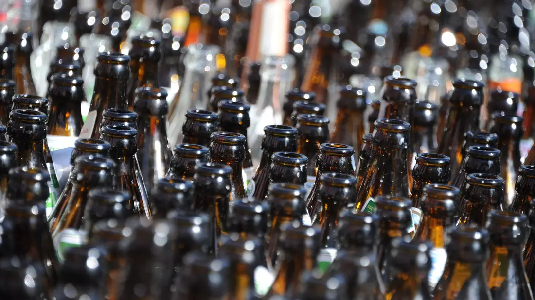 Bier-Pfandflaschen sind in Österreich und Deutschland gleich, das Pfand nicht. (Archivbild) - Bild: picture alliance / Amelie Geiger/dpa