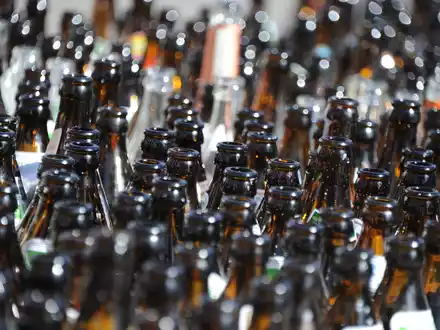 Bier-Pfandflaschen sind in Österreich und Deutschland gleich, das Pfand nicht. (Archivbild) - Foto: picture alliance / Amelie Geiger/dpa
