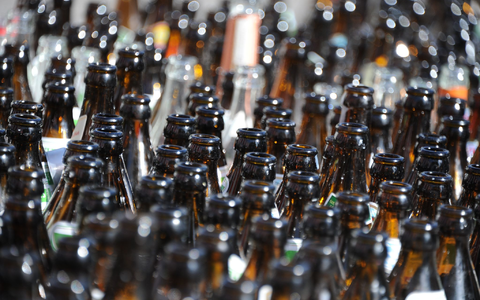 Bier-Pfandflaschen sind in Österreich und Deutschland gleich, das Pfand nicht. (Archivbild) - Foto: picture alliance / Amelie Geiger/dpa