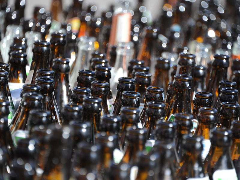 Bier-Pfandflaschen sind in Österreich und Deutschland gleich, das Pfand nicht. (Archivbild) - Foto: picture alliance / Amelie Geiger/dpa