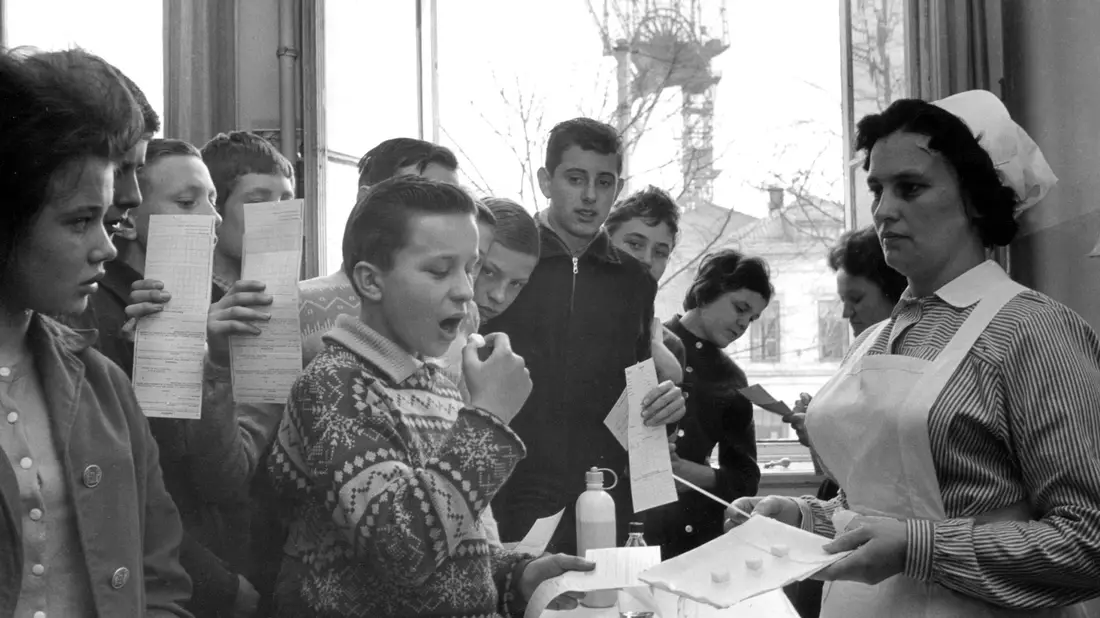 Im Jahr 1962 wurde in Deutschland auch noch eine Schluckimpfung verwendet, hier auf einem Zuckerwürfel. Mittlerweile ist die Impfung Teil einer Sechsfach-Impfung per Spritze. - Bild: picture alliance / dpa