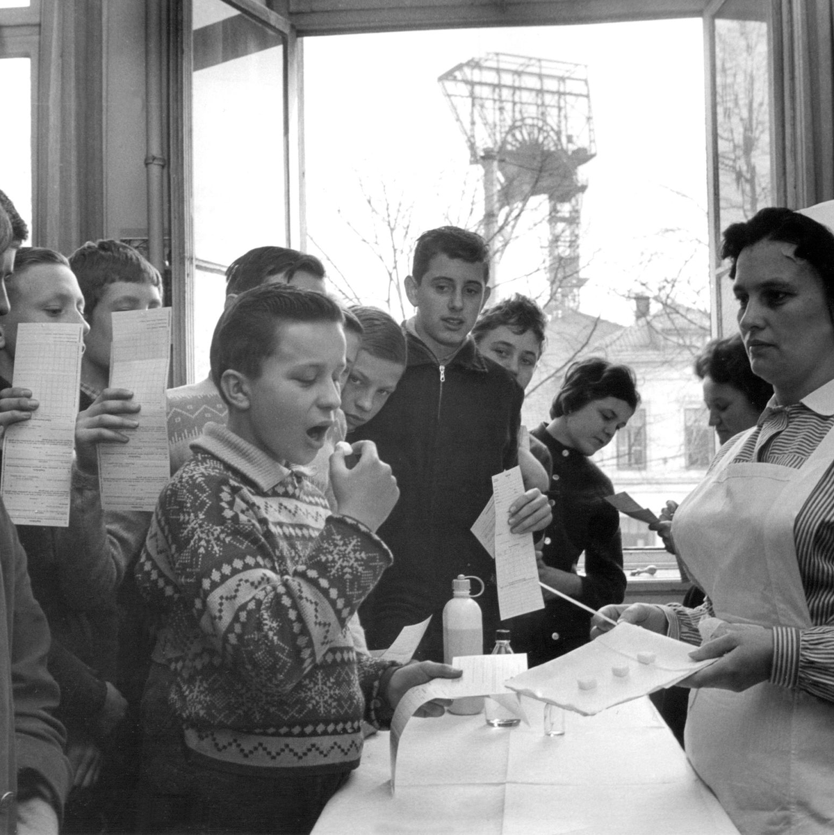 Im Jahr 1962 wurde in Deutschland auch noch eine Schluckimpfung verwendet, hier auf einem Zuckerwürfel. Mittlerweile ist die Impfung Teil einer Sechsfach-Impfung per Spritze. - Foto: picture alliance / dpa