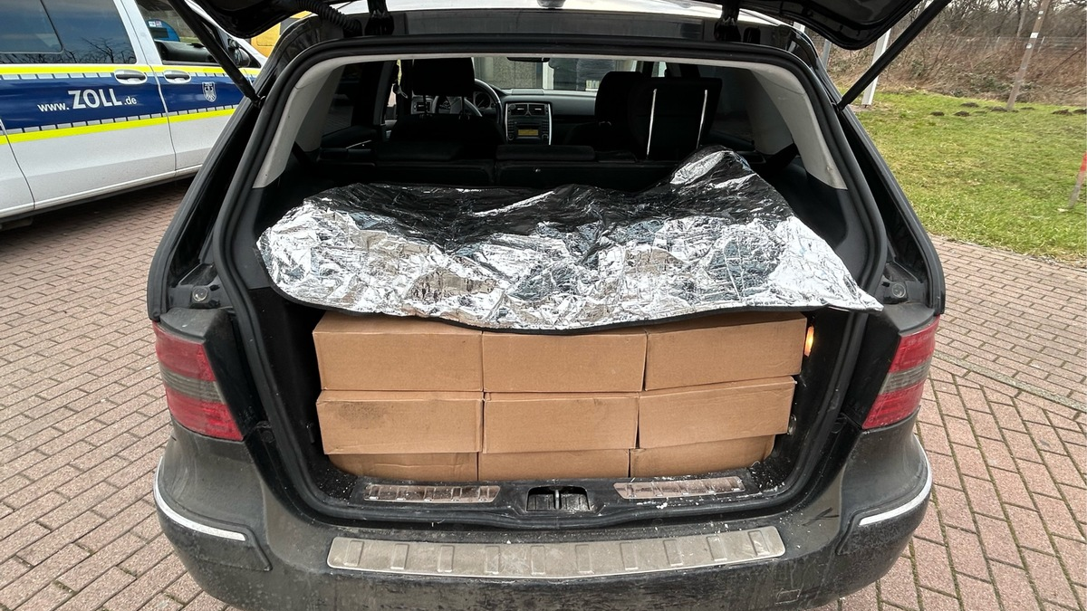 HZA-LÖ: 330 Kilogramm unversteuerten Wasserpfeifentabak im Kofferraum Rund 20.000 Euro Tabaksteuer hinterzogen - Foto: presseportal.de