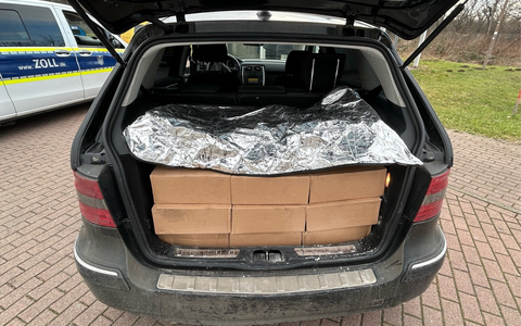 HZA-LÖ: 330 Kilogramm unversteuerten Wasserpfeifentabak im Kofferraum Rund 20.000 Euro Tabaksteuer hinterzogen - Foto: presseportal.de
