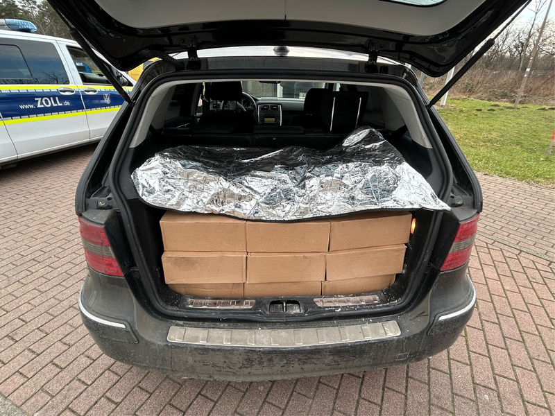 HZA-LÖ: 330 Kilogramm unversteuerten Wasserpfeifentabak im Kofferraum Rund 20.000 Euro Tabaksteuer hinterzogen - Foto: presseportal.de