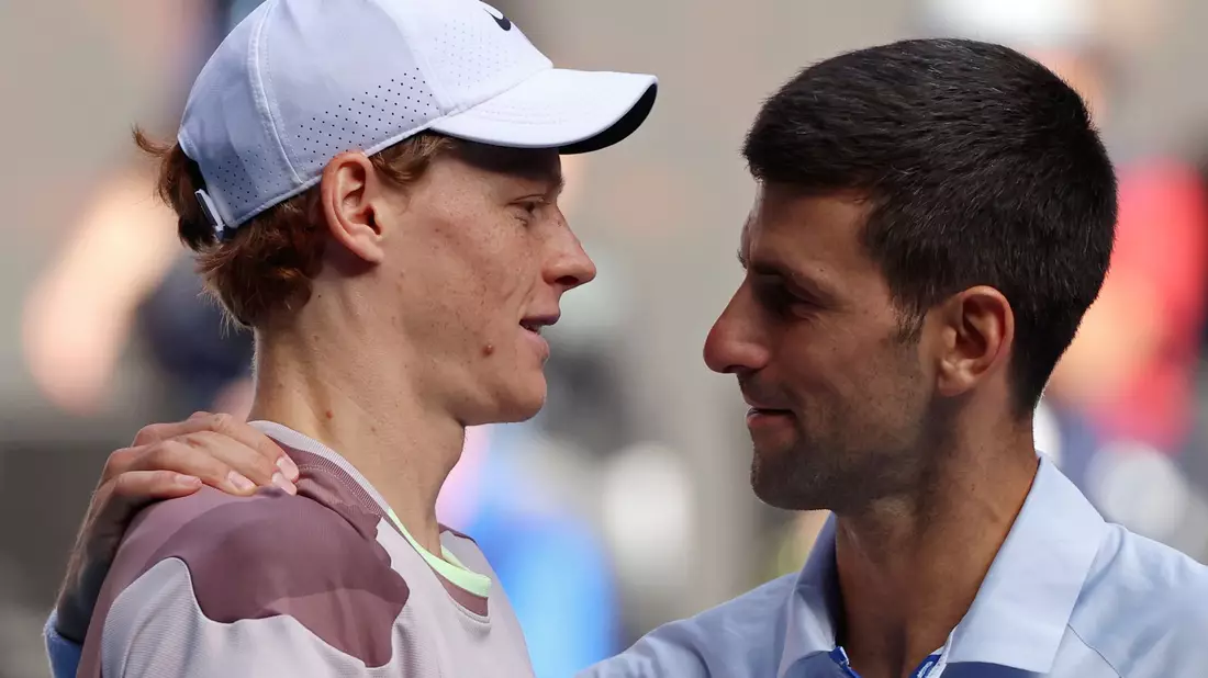 Novak Djokovic (r) ist nicht einverstanden, wie der Dopingfall von Jannik Sinner behandelt wurde. - Bild: Asanka Brendon Ratnayake/AP/dpa