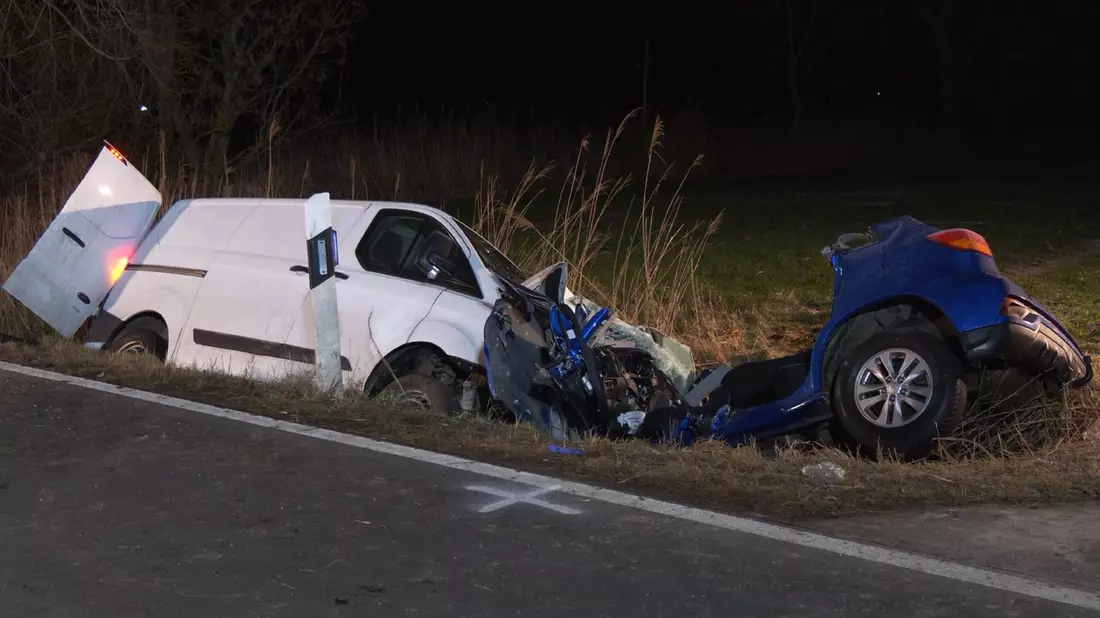 Ein dreijähriges Kind überlebt schwer verletzt einen Unfall in Pewsum - seine beiden Eltern sterben. - Bild: --/NonstopNews/dpa