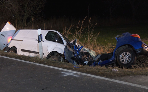 Ein dreijähriges Kind überlebt schwer verletzt einen Unfall in Pewsum - seine beiden Eltern sterben. - Foto: --/NonstopNews/dpa