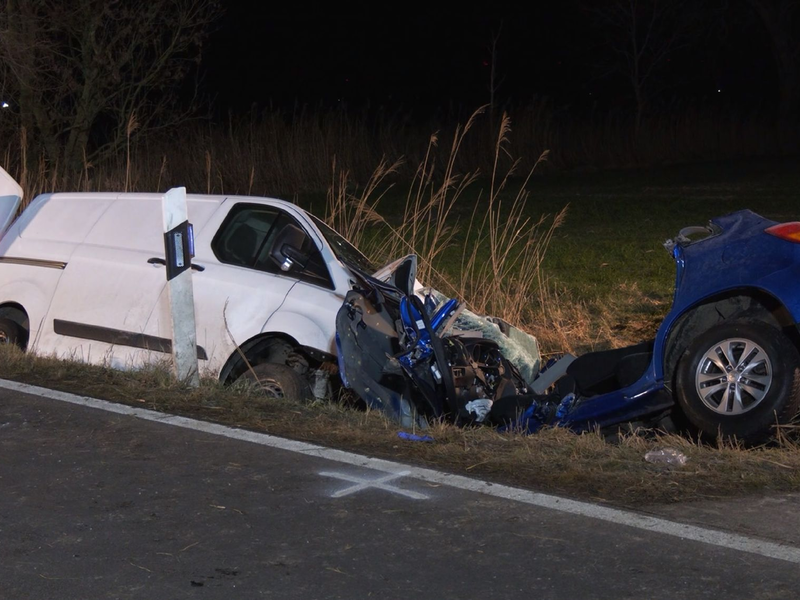 Ein dreijähriges Kind überlebt schwer verletzt einen Unfall in Pewsum - seine beiden Eltern sterben. - Foto: --/NonstopNews/dpa