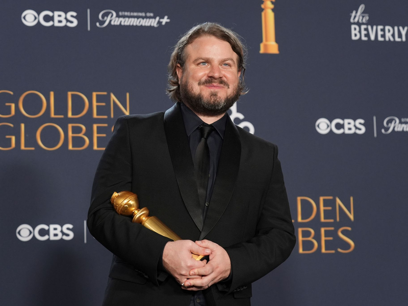 Brady Corbet erhielt für «Der Brutalist» einen Golden Globe für die beste Regie. (Archivbild) - Foto: Chris Pizzello/Invision/dpa
