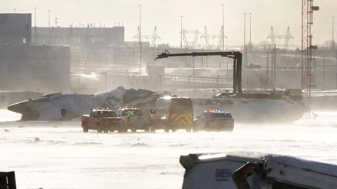 Der meist für regionale Flüge eingesetzten Jet kam kopfüber auf dem Asphalt zum Liegen.  - Bild: Teresa Barbieri/The Canadian Press/AP/dpa